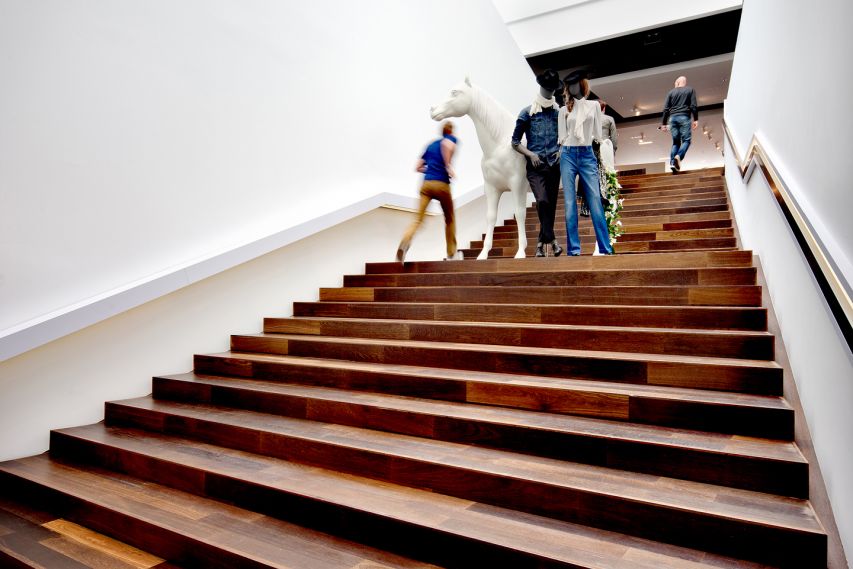 Bekkering Adams Architects - Esprit Benelux Headquarter interior big stairs patio